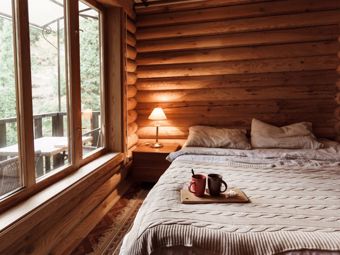 Beschattung für eine Hütte und ein Wochenendhaus: welche Jalousien bringen thermische Behaglichkeit und Sicherheit? 