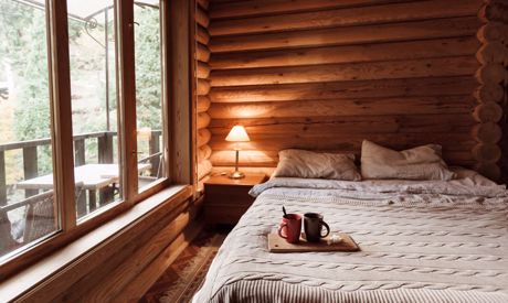 Beschattung für eine Hütte und ein Wochenendhaus: welche Jalousien bringen thermische Behaglichkeit und Sicherheit? 