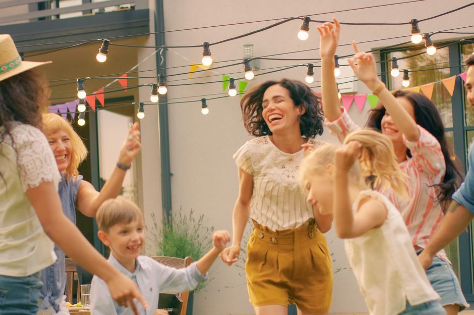 Ferienende: Lassen Sie den Sommer mit einer Gartenparty und neuen Möbeln fürs Kinderzimmer ausklingen 