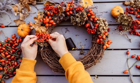 Wie kann man einen Türkranz basteln, einen Herbstkranz beispielsweise