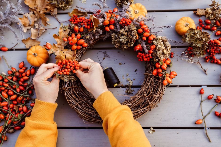 Wie kann man einen Türkranz basteln, einen Herbstkranz beispielsweise