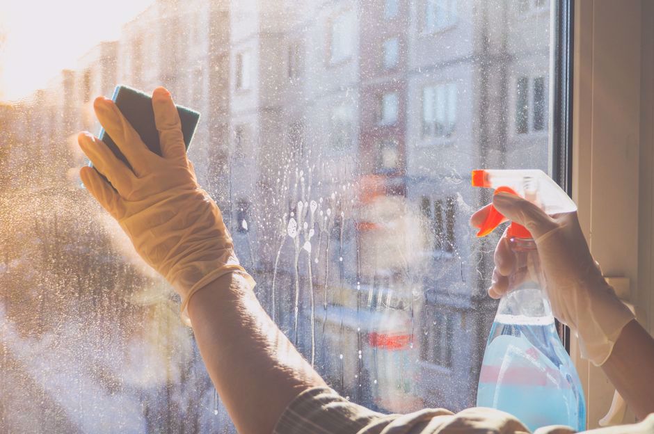 Effektives Fensterputzen. Wie soll man die Fenster putzen?