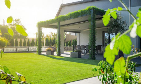 Biophile Pergola: Wie kann man Naturelemente besser einbinden?