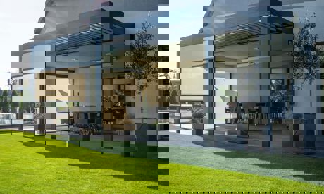 Außenjalousien vs. Screenrollos: Welche Beschattung passt zu Ihrer Terrasse?