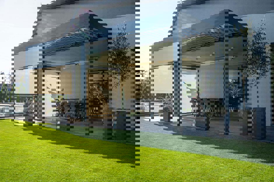 Außenjalousien vs. Screenrollos: Welche Beschattung passt zu Ihrer Terrasse?