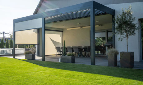 Beschattungsrollos für die Pergola – welche Typen gibt es und welchen sollte man wählen?